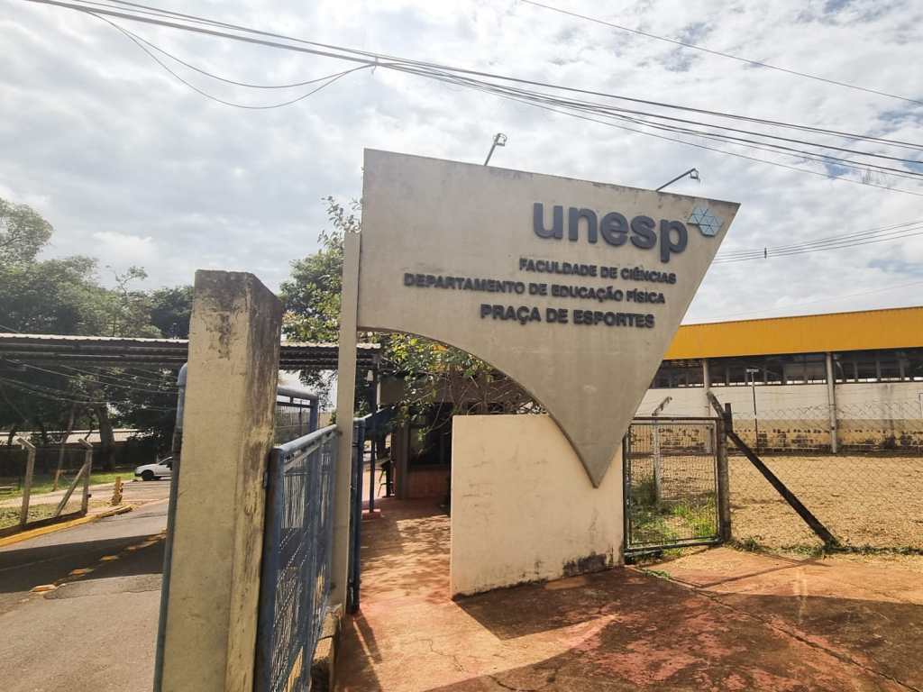 “Nunca vá sozinha”: medo constante marca rotina de estudantes no entorno do&nbsp;DEF