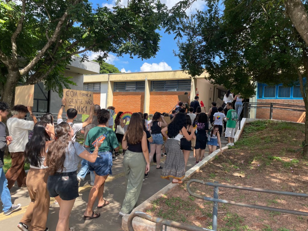 Estudantes de arquitetura paralisam e fazem panelaço na STG da&nbsp;FAAC